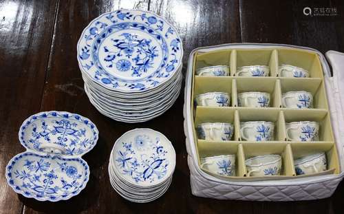 (lot of 39) Meissen Blue Onion table service, consisting of (14) dinner plates, 10