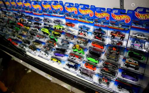 (lot of approx 90) Mattel Hot Wheels car group, each in the original packaging, including tattoo