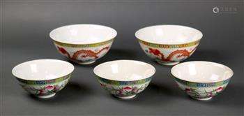 (lot of 5) Chinese porcelain bowls, consisting of three bowls depicting the Three Auspicious Fruits,