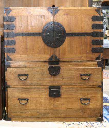 Japanese two-part tansu chest, upper section with four drawers of various sizes behind the double