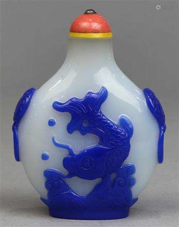 Chinese blue overlay white glass snuff bottle, 19th/early 20th century, both sides featuring a