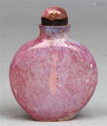 Chinese glass snuff bottle, 18th/19th century, the flattened round translucent body of mottled