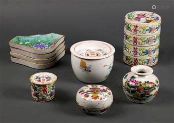 (lot of 9) Chinese porcelain items, consisting of: a lidded cricket jar with butterflies; a circular