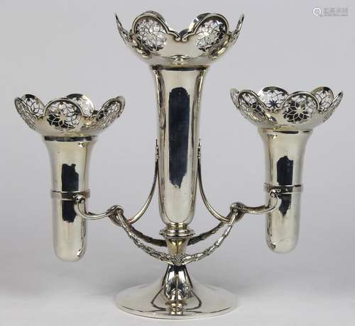 English Alexander Clark Co. Ltd. sterling silver tripartie epergne, Birmingham, the three tapering