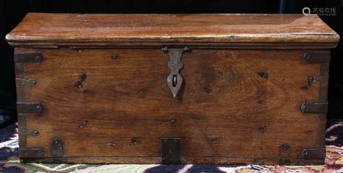 Continental oak blanket circa 1800, having a hinged top with original hardware, the sides with