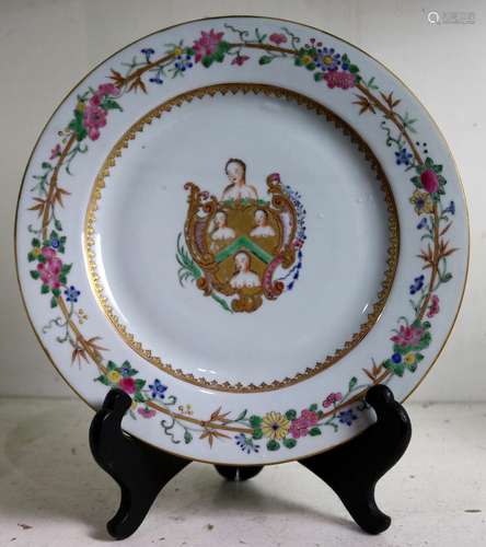 Lowstoft English porcelain charger, 18th Century, having an elegant polychrome decorated rim with