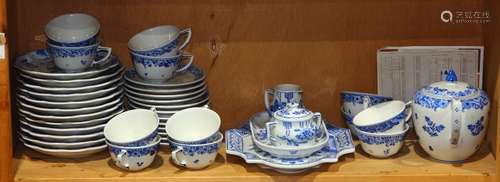 (lot of 30) Des Porceleyne Fles Delft porcelain service, comprising (12) teacups, (12) saucers, (12)