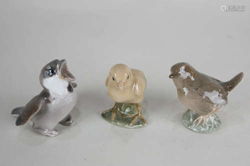 Three Bing & Grondahl porcelain models of birds, comprising a wren and two chicks, largest 7cm