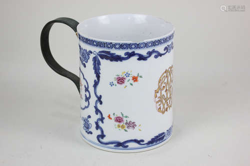 A Chinese export blue and white porcelain mug decorated with polychrome floral sprays and gilt