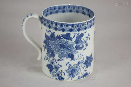 A 19th century pearl ware tankard with blue floral decoration and stylized border, 10cm high, (a/f)