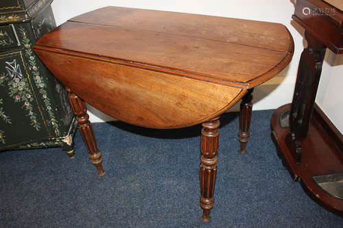 A 19th century circular drop leaf extending mahogany table (no leaves) on turned legs 97cm