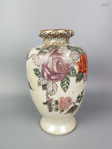 A GILT BLOSSOM PATTERN VASE