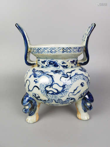 A BLUE AND WHITE DRAGON PATTERN CENSER