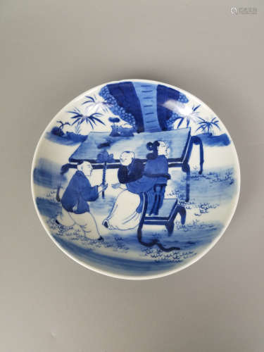 A BLUE AND WHITE FIGURE PATTERN DISH