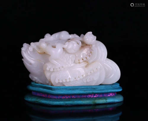 A HETIAN JADE CARVED PENDANT