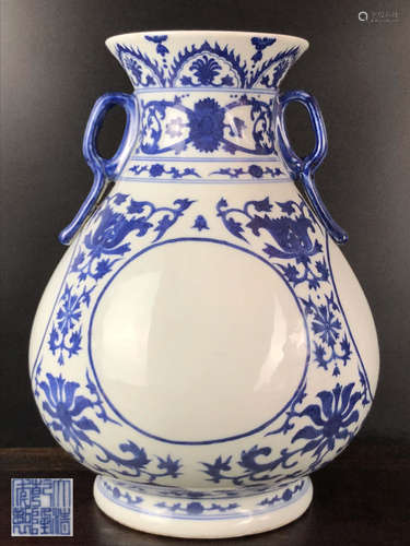 A BLUE AND WHITE DOUBLE EARS VASE