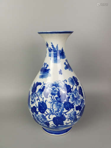 A BLUE AND WHITE FLORAL PATTERN VASE