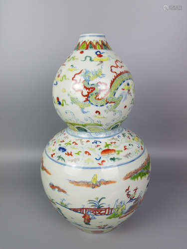 A DOUCAI DRAGON PATTERN GOURD SHAPED VASE