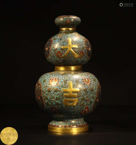 A CLOISONNE FLORAL PATTERN GOURD-SHAPED VASE