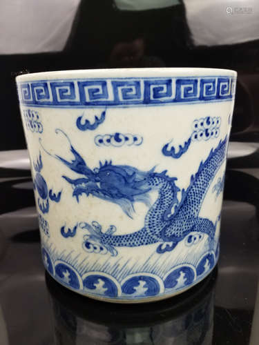 A BLUE AND WHITE DRAGON PATTERN BRUSH POT