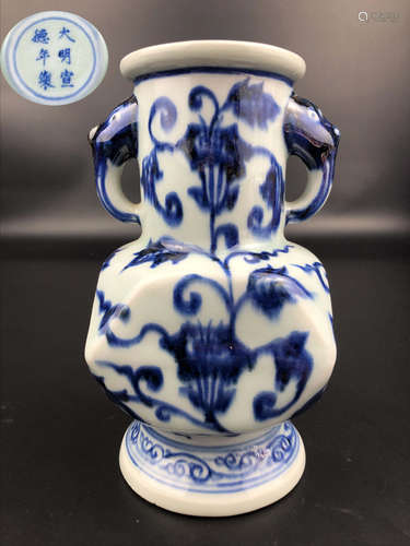 A BLUE AND WHITE FLORAL PATTERN VASE