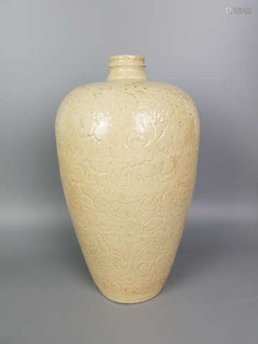 A CELADON GLAZE INCISED FLORAL PATTERN MEI VASE