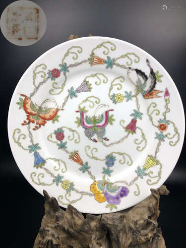 A FAMILLE-ROSE BUTTERFLY PATTERN PLATE