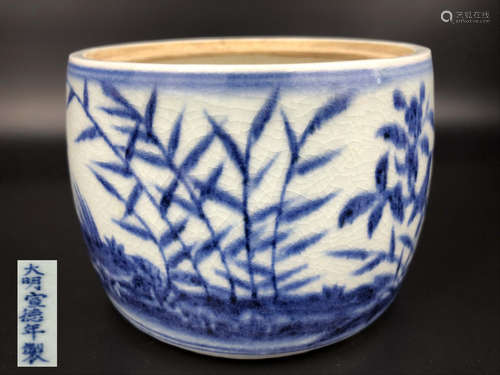 A BLUE AND WHITE FLORAL PATTERN SMALL JAR