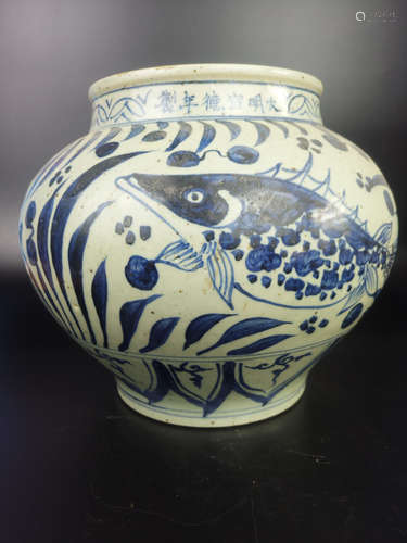 A BLUE AND WHITE FISH PATTERN JAR