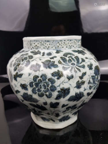 A BLUE AND WHITE FLORAL PATTERN JAR