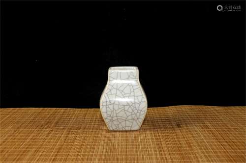 A Chinese Ge-Type Porcelain Square Vase