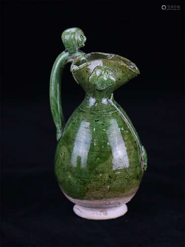 A Chinese Green Glazed Porcelain Pot