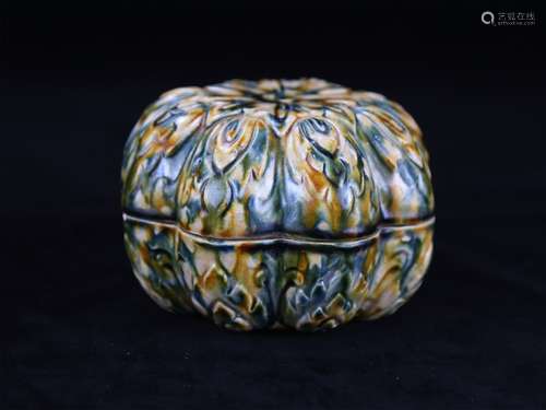 A Chinese San-Cai Porcelain Round Box with Cover