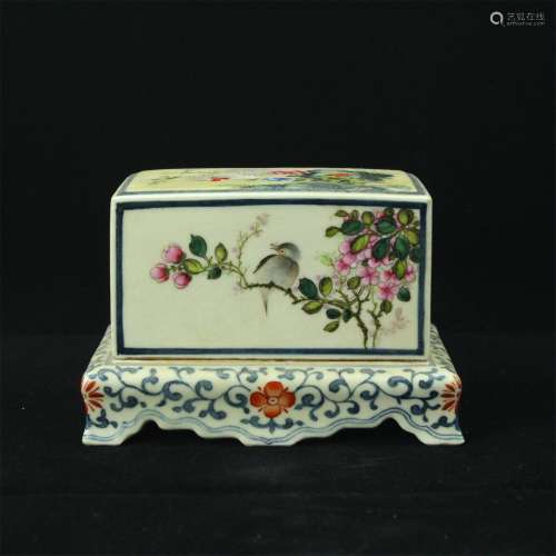 A Chinese Famille-Rose Porcelain Box with Cover