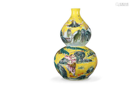 民国 黄地粉彩瓷雕葫芦瓶