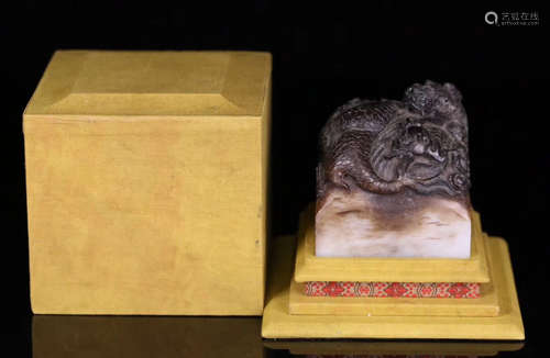 A HETIAN JADE CARVED DRAGON SHAPED SEAL