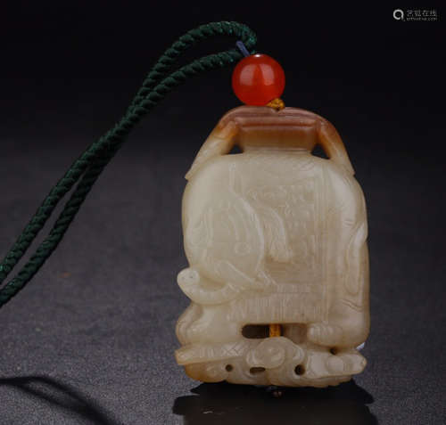 A HETIAN JADE CARVED ELEPHANT PATTERN PENDANT