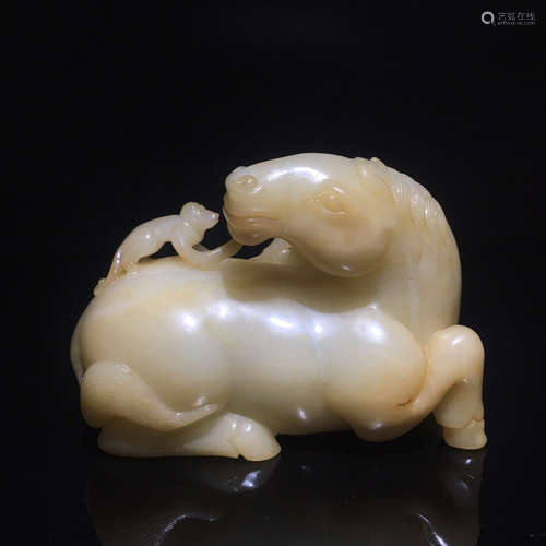 A WHITE JADE CARVED HORSE SHAPED ORNAMENT