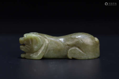 A JADE CARVED BEAST SHAPED PENDANT