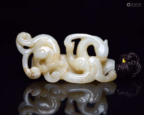 A HETIAN JADE CARVED DRAGON SHAPED PENDANT