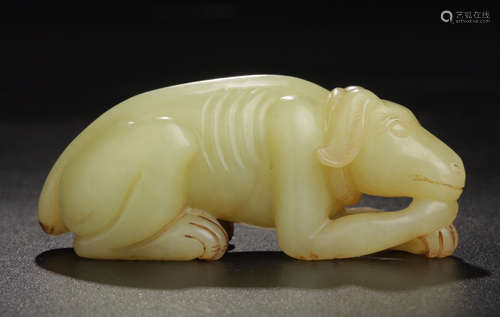 A HETIAN STONE CARVED BEAST SHAPED PENDANT