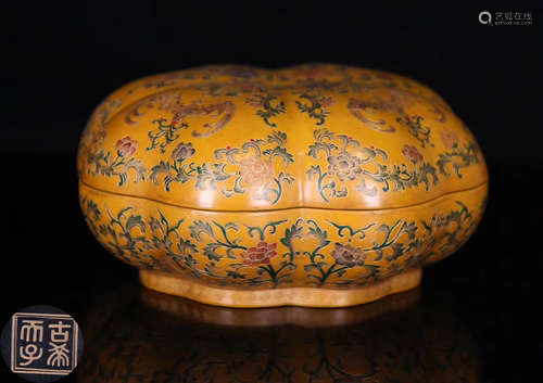 A LACQUER CARVED GILD MELON SHAPED BOX