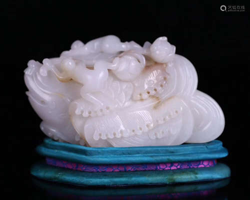 A HETIAN JADE CARVED CYPRINOID SHAPED PENDANT