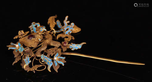 A GOLD CASTED FILIGREE GEM DECORATED PEACH HAIRPIN