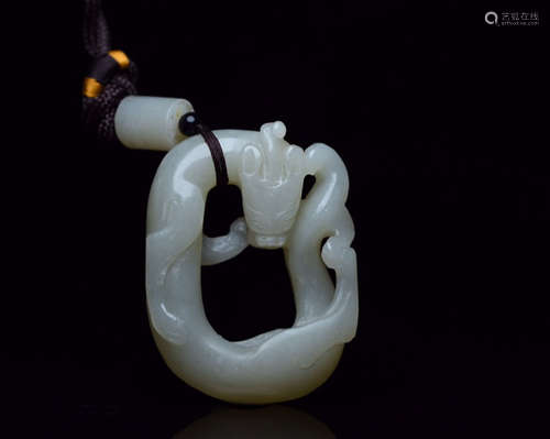 A HETIAN JADE CARVED DRAGON PATTERN PENDANT