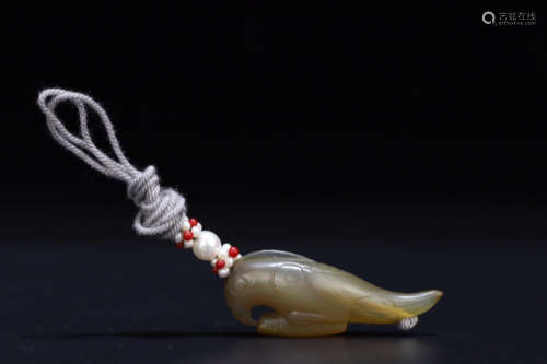 AN AGATE CARVED BIRD SHAPED PENDANT