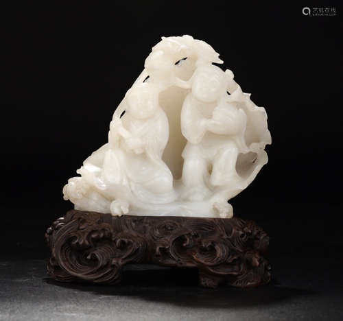 A HETIAN JADE CARVED FIGURE SHAPED PENDANT