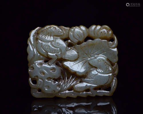 A HETIAN JADE CARVED GOOSE PATTERN PENDANT