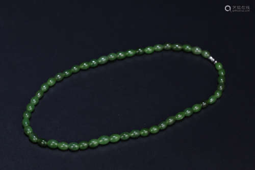 A GREEN JADE BEAD STRING NECKLACE