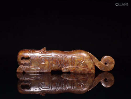 AN OLD JADE CARVED TIGER SHAPED PENDANT